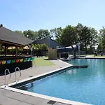 Hotel na wodzie Romantic Boathouse Getaway In Lathum Lathum