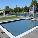 Hotel na wodzie Romantic Boathouse Getaway In Lathum
