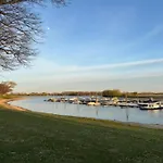 Hotel na wodzie Romantic Boathouse Getaway In Lathum Lathum