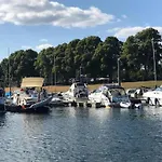 Hotel na wodzie Romantic Boathouse Getaway In Lathum