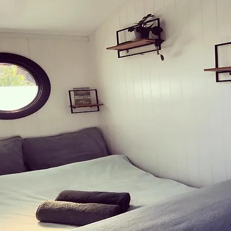 Houseboat In Lathumse Plas For A Couple Πλωτό κατάλυμα Lathum