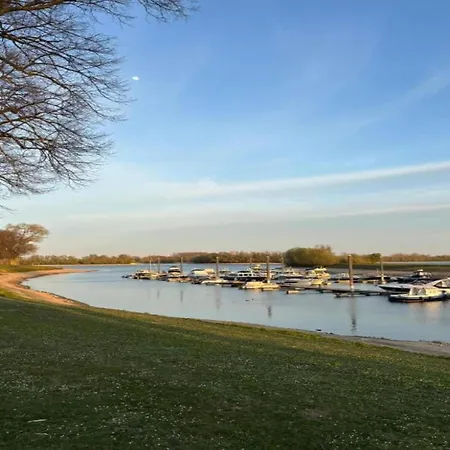 Botel Romantic Boathouse Getaway In Lathum