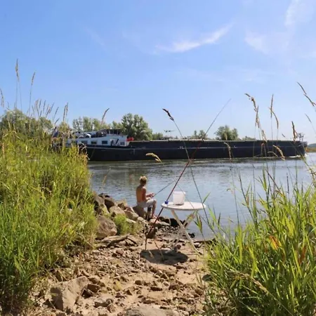 Romantic Boathouse Getaway In Lathum