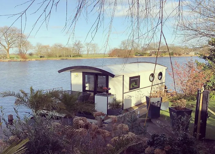 Houseboat In Lathumse Plas For A Couple Πλωτό κατάλυμα *