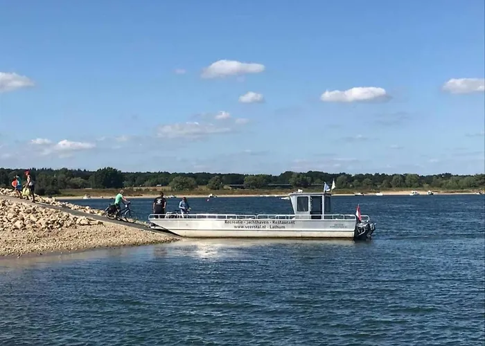 Houseboat In Lathumse Plas For A Couple Πλωτό κατάλυμα *