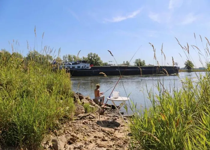 Houseboat In Lathumse Plas For A Couple Lathum