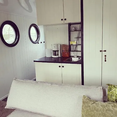 Romantic Boathouse Getaway In Lathum