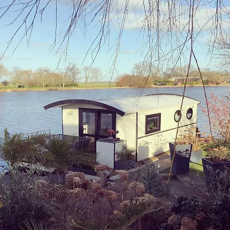 Romantic Boathouse Getaway In Úszó hotel *